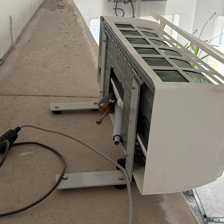 Split-Klimagerät bei der Vorbereitung einer nachträglichen Installation