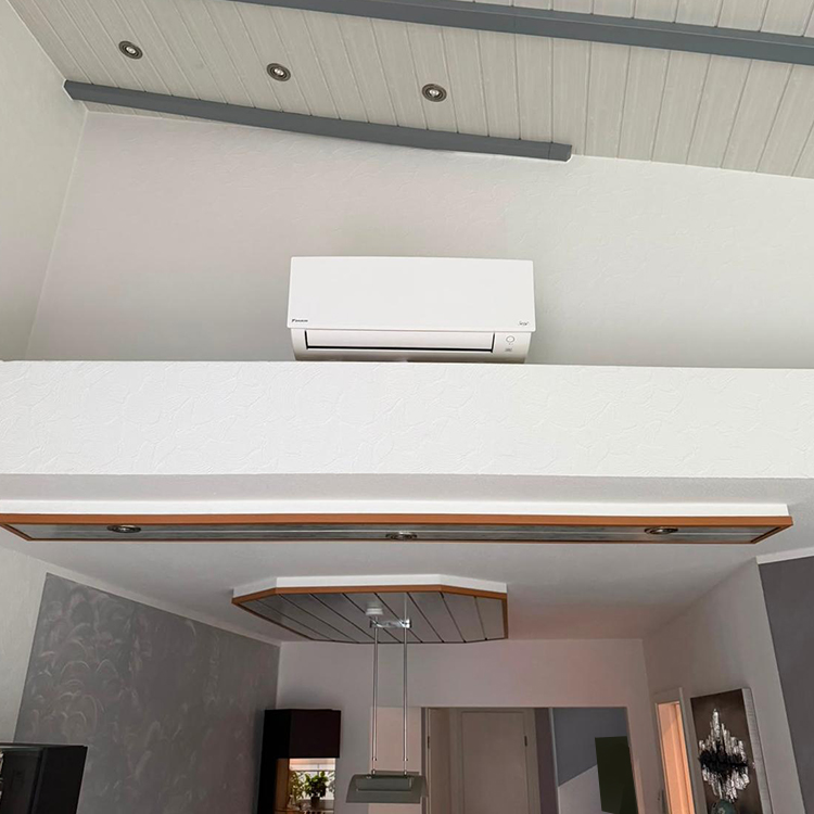 Split-Klimaanlage in einem privaten Wohnzimmer